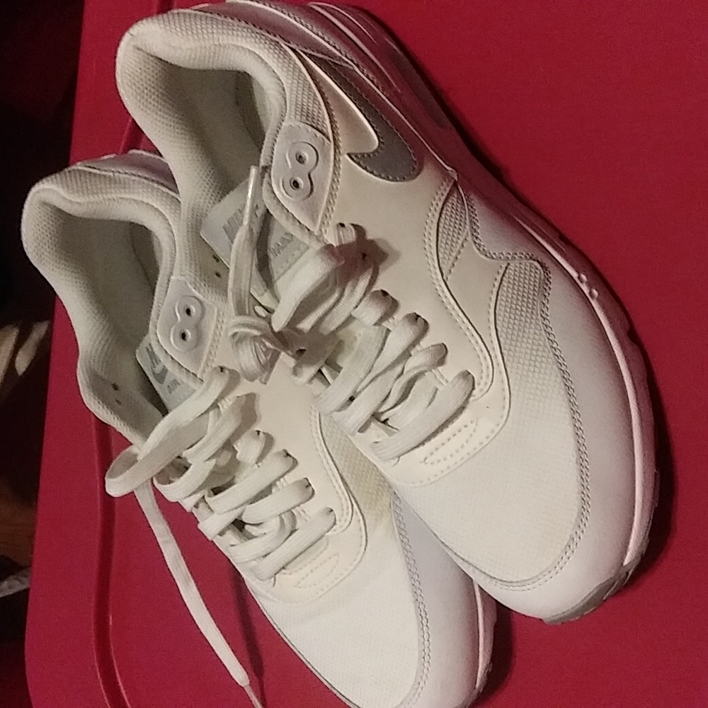 Nike air max woman 9.5. Gently worn.white grey logo.